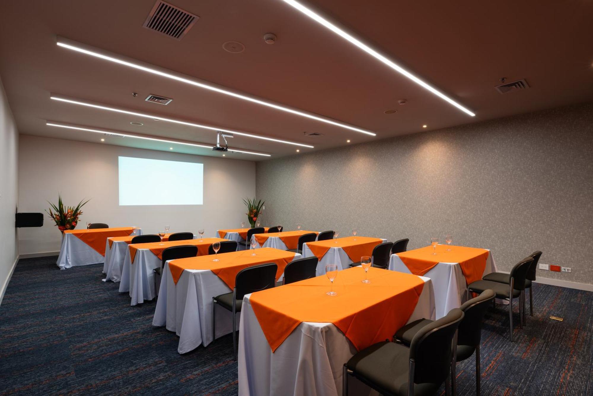 Express & By Ihg 酒店 4*